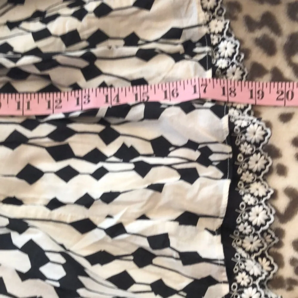 Forever 21 Pleated Skirt in Black & White Size Medium